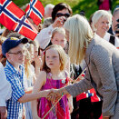 Kronprinsesse Mette-Marit hilser på frammøtte i Hareid. (Foto: Stian Lysberg Solum / NTB scanpix)